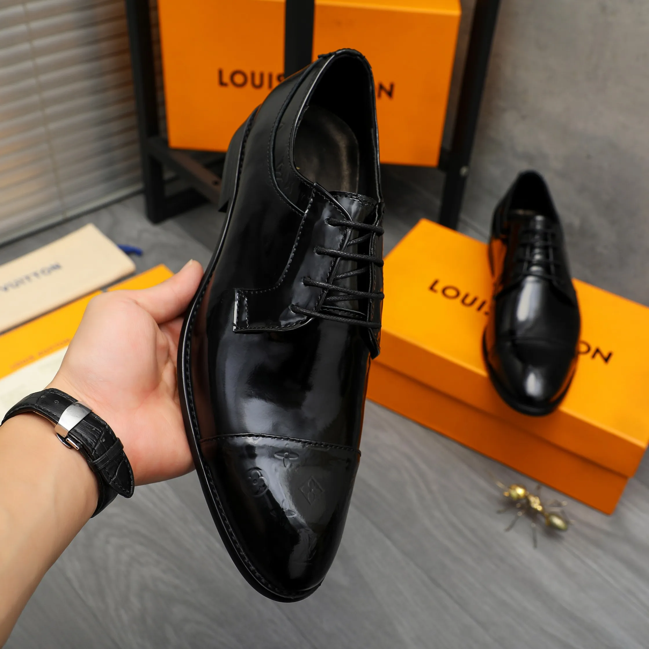 Men's shoes 💰p460 Product trademark: LV (Louis Vuitton) business lace-up leather shoes True size: 39-44 Product material: Selected lacquered cowhide stitching embossed cowhide upper, cowhide lining, original rubber outsole